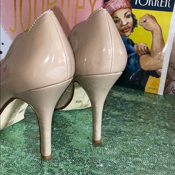 Cream Patent Leather Chinese Laundry Pumps - Picture 3 of 4